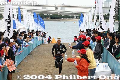 Out of the water and racing to the bicycles.
Keywords: tokyo minato-ku odaiba triathlon swimming cycling marathon