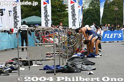 Taking off the wet suit and getting on the bicycle.
Keywords: tokyo minato-ku odaiba triathlon swimming cycling marathon