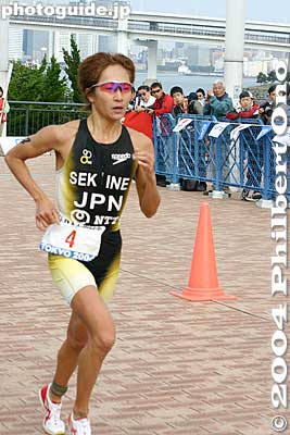 Akiko Sekine who later won the women's triathlon.
After cycling, they ran for 10 km. About 30 min. later, this woman, Akiko Sekine won the triathlon. She was one of athletes who went to the Athens Olympics (placing 12th).
Keywords: tokyo minato-ku odaiba triathlon swimming cycling marathon japansports