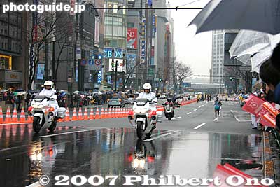 Police motorcycles escort Daniel Njenga, the marathon leader since 25 km (well before Asakusa).
Keywords: tokyo marathon runners race
