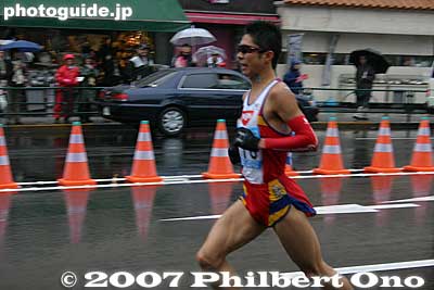Tokumoto Kazuyoshi, of Hakone Ekiden fame. He was running 2nd at 25 km, but finished 5th in his first full marathon. 徳本一善（５位）　東京マラソン
Keywords: tokyo marathon runners race