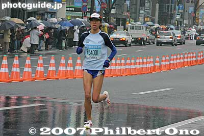 Niiya Hitomi, the first woman runner I saw went on to win the women's division. I wondered where the women runners were. They were more than 20 min. behind the men to finish. 新谷仁美　東京マラソン
Keywords: tokyo marathon 2007 sports runners