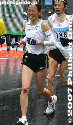 Arimori Yuko in her final marathon. She had fallen and both her legs have a bleeding cut. 有森裕子
Keywords: tokyo marathon runners race japanceleb