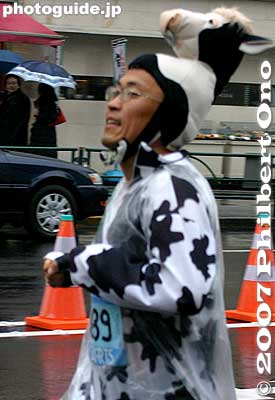 Moo! Probably works at a dairy or former employee of a computer maker.
Keywords: tokyo marathon runners race