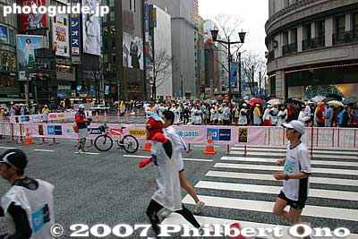Runners running to the right are going to Asakusa, and the runners going to the left are heading for Tokyo Big Sight.
Keywords: tokyo marathon runners race