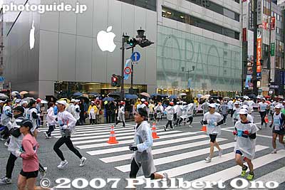 In front of Apple Computer Store in Ginza
Keywords: tokyo marathon runners race ginza