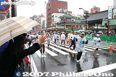 Runners in Asakusa where they also held various entertainment.
Keywords: tokyo marathon runners race asakusa kaminarimon
