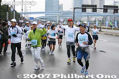 Turning right for the finish line and posing for the photographer
Keywords: tokyo marathon race runners big sight koto-ku
