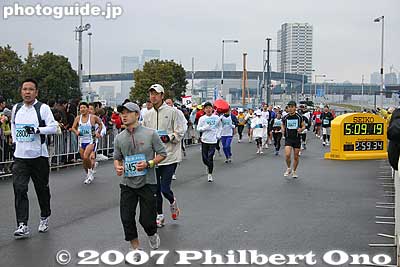 Endless stream of runners heads for the finish.
Keywords: tokyo marathon race runners big sight koto-ku kotosports