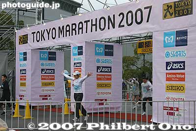 Banzai pose at the finish line
Keywords: tokyo marathon race runners big sight koto-ku