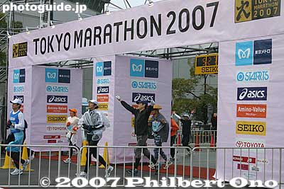 Banzai pose at the finish line
Keywords: tokyo marathon race runners big sight koto-ku