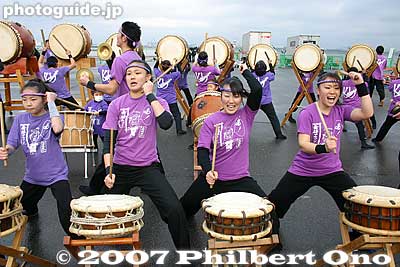 Taiko drummers near the finish line.
Keywords: tokyo marathon race runners big sight koto-ku taiko drummers kotosports japanteen