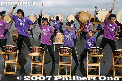Check out the little girl too. She was good.
Keywords: tokyo marathon race runners big sight koto-ku taiko drummers