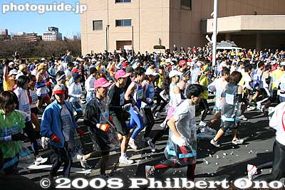 The deluge of runners continued for about 20 min.
Keywords: tokyo marathon runners race shinjuku