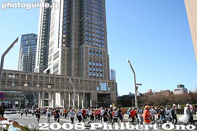 The runners got sparse at the end of the line.
Keywords: tokyo marathon runners race shinjuku