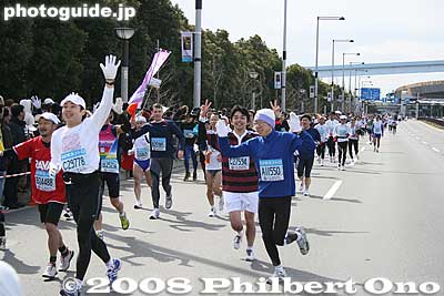 Posing for the camera.
Keywords: tokyo marathon runners race big sight ariake koto-ku ward