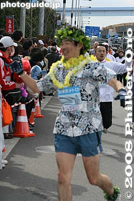 This guy must be from Hawaii...
Keywords: tokyo marathon runners race costume players cosplayers
