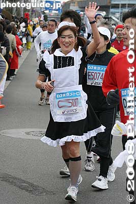 Cute maid who knows how to smile for the camera.
Keywords: tokyo marathon runners race costume players cosplayers japancosplayer