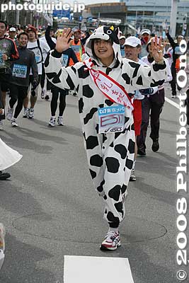 What would a marathon be without a cow costume? Her sash says "Let's drink milk." It's true that milk consumption in Japan has been decreasing. Dunno why. One of my favorite drinks. (I have strong bones.)
Keywords: tokyo marathon runners race costume players cosplayers japancosplayer