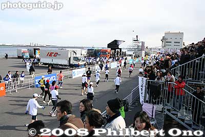 Road to finish line
Keywords: tokyo marathon runners race finish line