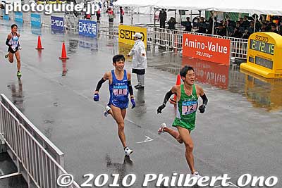 Coming in 2nd is FUJIWARA Arata (#12), 3rd is SATOH Atsushi (#11), and 4th place is KAWAUCHI Yuki (#117). All men. They will claim 4 million, 2 million, and 1 million yen in prize money respectively.
Keywords: tokyo marathon 2010 