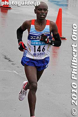 Finally, a foreign runner. This is Joseph Muwaniki (#146) the first foreigner to cross the finish line to come in 6th place to claim 500,000 yen in prize money. He lives in Tokyo and sponsored by a camera company.
Keywords: tokyo marathon 2010 
