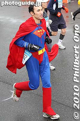 Superman. I also saw Supergirl, but couldn't get a clear shot of her.
Keywords: tokyo marathon 2010 costume players cosplayers 