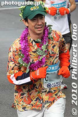 Another Hawaiian with an Aloha shirt and lei
Keywords: tokyo marathon 2010 costume players cosplayers 