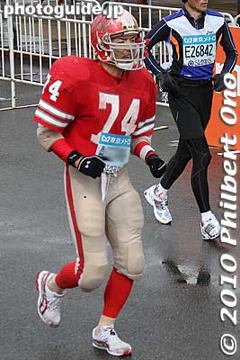 Wow, a football player...
Keywords: tokyo marathon 2010 costume players cosplayers 