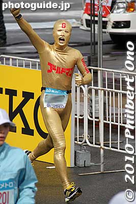 Gold Man. Maybe a former stockbroker.
Keywords: tokyo marathon 2010 costume players cosplayers 