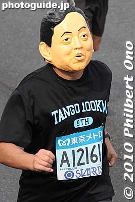 Prime Minister Hatoyama Halloween mask.
Keywords: tokyo marathon 2010 costume players cosplayers 