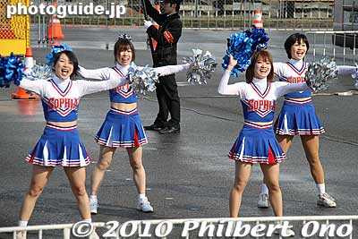 The rain stopped and the sun came out in the afternoon, but it was still cold. These girls didn't look cold at all. They were hot...
Keywords: tokyo marathon 2010 cheerleaders 