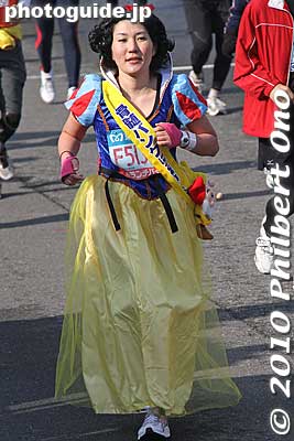 Another Snow White, this time a Japanese one.
Keywords: tokyo marathon 2010 costume players cosplayers 