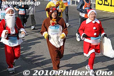 Santa Claus, Mrs. Clause and Rudolf the Red-nosed reindeer.
Keywords: tokyo marathon 2010 costume players cosplayers 