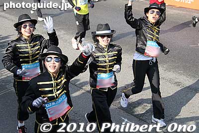 Michael Jacksons, but they are all women.
Keywords: tokyo marathon 2010 costume players cosplayers 