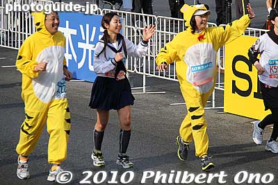 School girl taming two tigers.
Keywords: tokyo marathon 2010 costume players cosplayers 