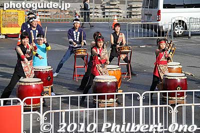 Taiko drummers also performed at the finish line all day.
Keywords: tokyo marathon 2010 costume players cosplayers 