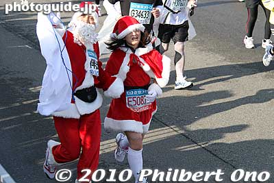 I dunno why Santa Claus is so popular in Feb. Perhaps that's the costume they wore at the Honolulu Marathon in Dec.
Keywords: tokyo marathon 2010 costume players cosplayers 
