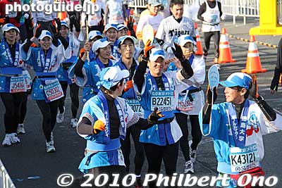 They are from Tokushima. Their happi coats also say Honolulu Marathon.
Keywords: tokyo marathon 2010 costume players cosplayers 