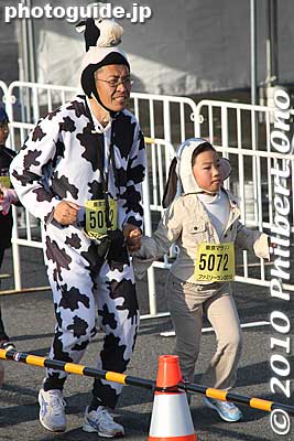 They also had a short run for parent and child.
Keywords: tokyo marathon 2010 costume players cosplayers 