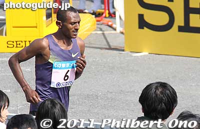 The 2011 Tokyo Marathon winner, MEKONNEN Hailu from Ethiopia wins the marathon with a time of 2:07:35.
Keywords: tokyo koto-ku marathon runners big sight finish line 