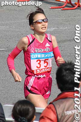 2nd place women's winner HIGUCHI Noriko.
Keywords: tokyo koto-ku marathon runners big sight finish line 