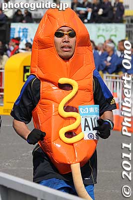 Hot dog stick, complete with ketchup and mustard.
Keywords: tokyo koto-ku marathon runners big sight finish line 