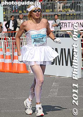 Lots of cross dressers this year. A fairy?
Keywords: tokyo koto-ku marathon runners big sight finish line 
