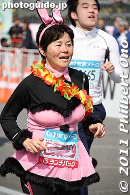 2011 being the year of the rabbit, we saw a lotta bunny costumes.
Keywords: tokyo koto-ku marathon runners big sight finish line 