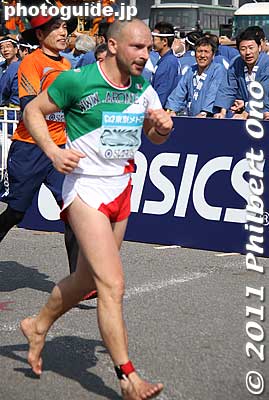Italian running barefoot.
Keywords: tokyo koto-ku marathon runners big sight finish line 