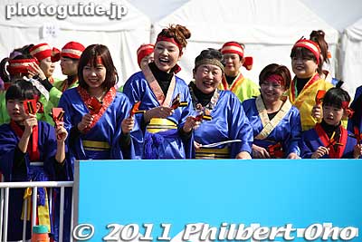 Dance performers cheer on the runners as they wait their turn to perform.
Keywords: tokyo koto-ku marathon runners big sight finish line 