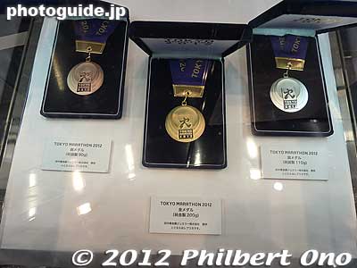 Medals for Tokyo Marathon winners.
Keywords: tokyo koto ward big sight marathon expo 2012