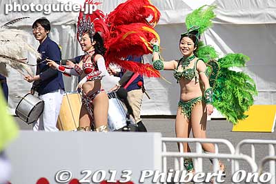 Samba dancers entertain runners.
Keywords: tokyo koto ward big sight marathon 2013