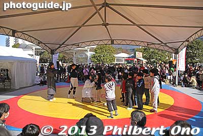 At the promenade, they had this wrestling ring where three-time wrestling gold medalist Saori Yoshida gave a talk and demo to kids. 
Keywords: tokyo koto ward big sight marathon 2013